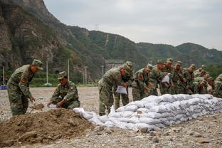 卡里乌斯本场数据：4次扑救，1次高球拦截，获评6.4分