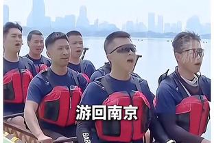 砍下41分受热捧！浓眉离场时与球迷击掌 并扔出发带“宠粉”